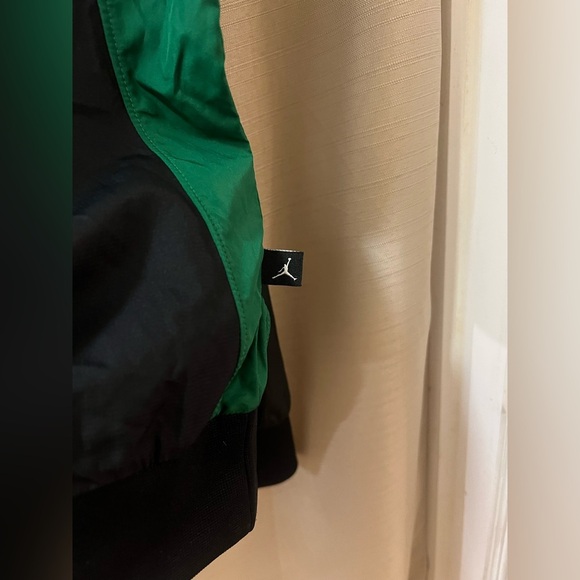 Jordan Black and Green Windbreaker Jacket Men’s Size XXL Sporty Zip Up Classic - Picture 10 of 10